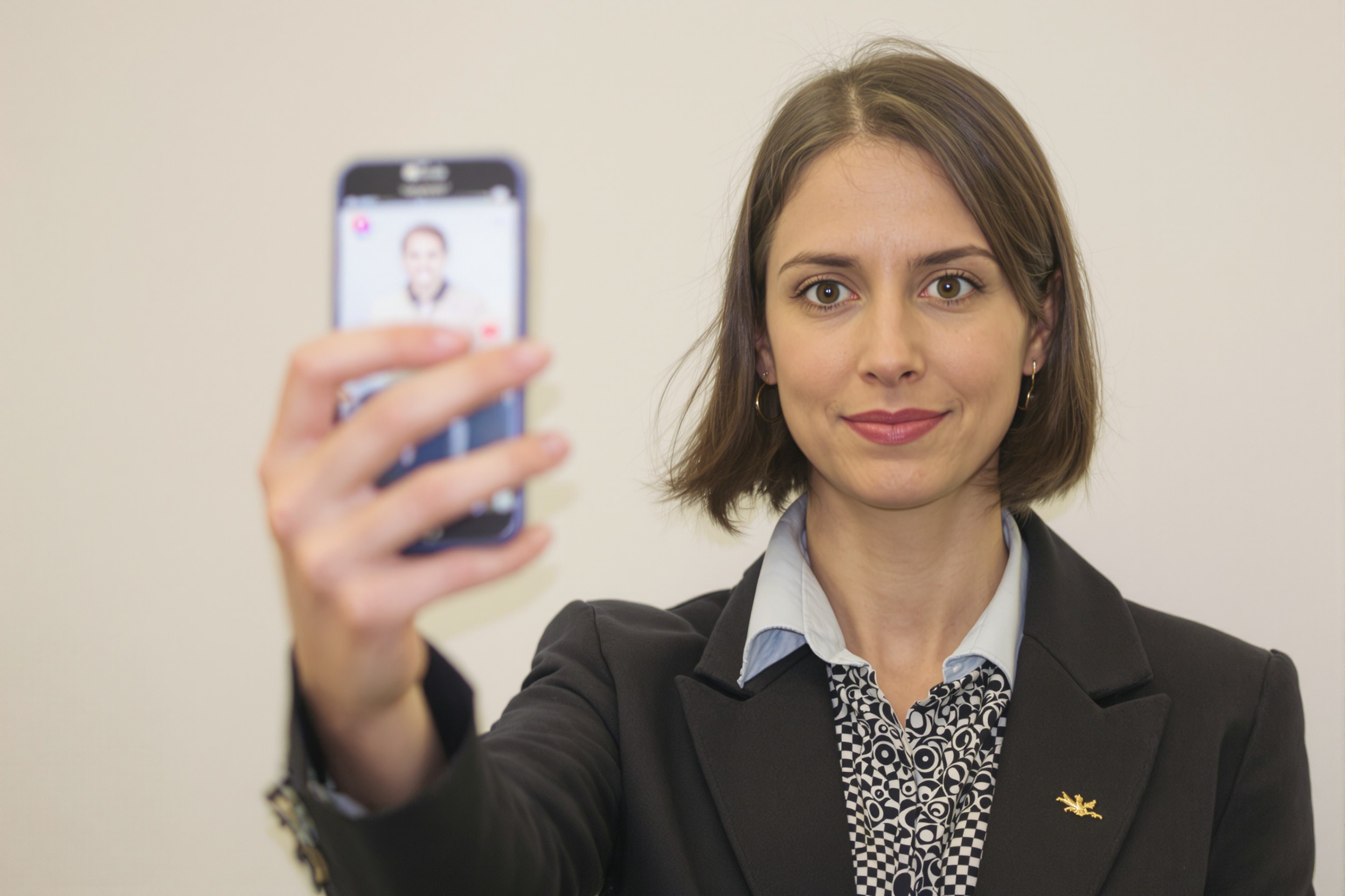 selfie-fotografie-esta-viza-usa-neutralni-vyraz-zena
